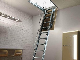  Металлическая чердачная лестница в интерьере 